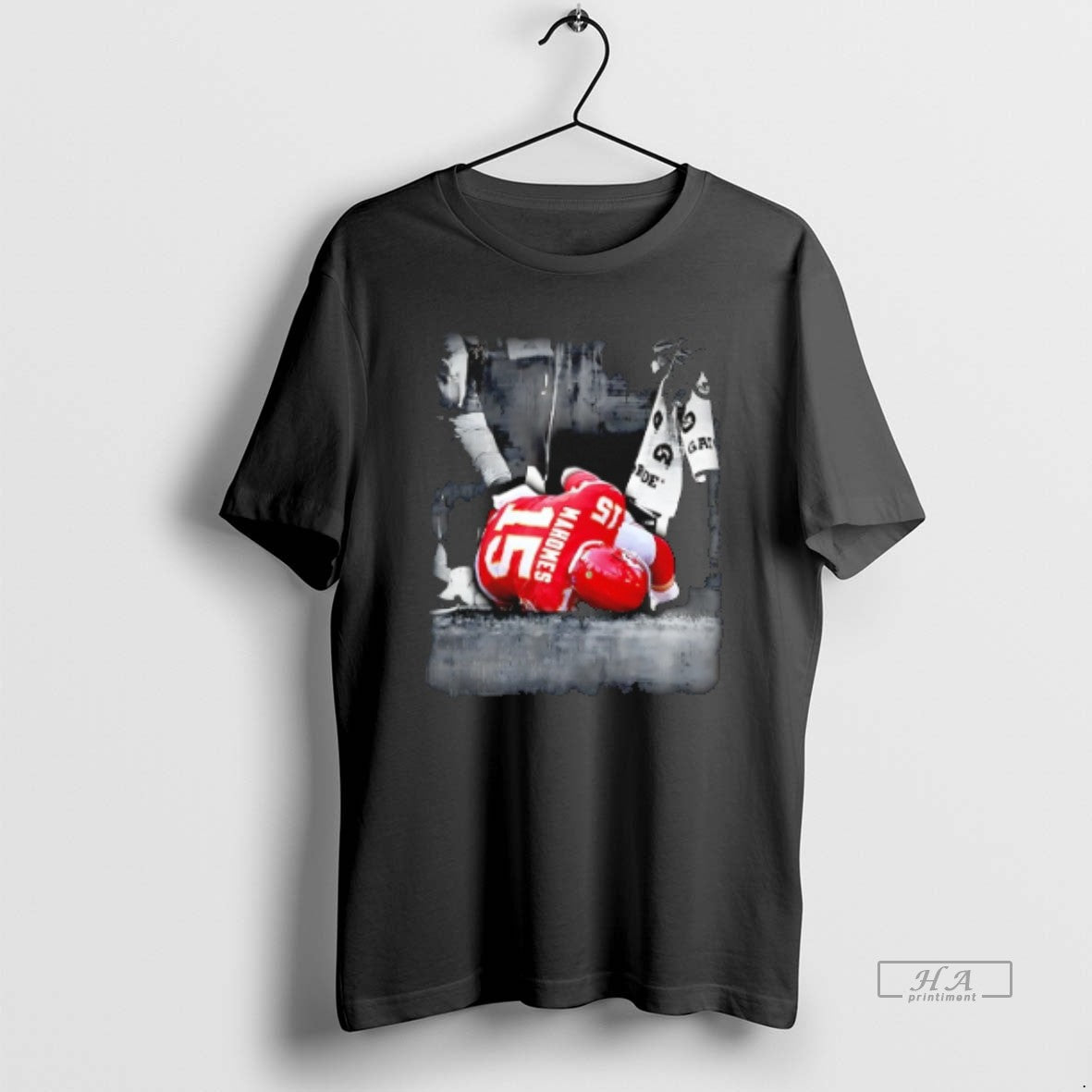 Official Patrick Mahomes Grabs His Knee After Being Injured During 2025 - T-Shirt, Sweatshirt, Hoodie