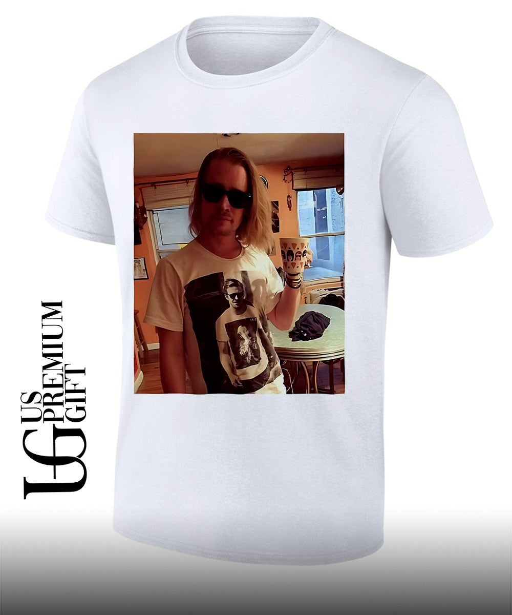 Ryan Gosling Wears shirt of Macaulay Culkin wearing Ryan Gosling shirt Unisex T-shirt, Sweatshirt, Hoodie, Long Sleeve Tee - T-Shirt, Sweatshirt, Hoodie