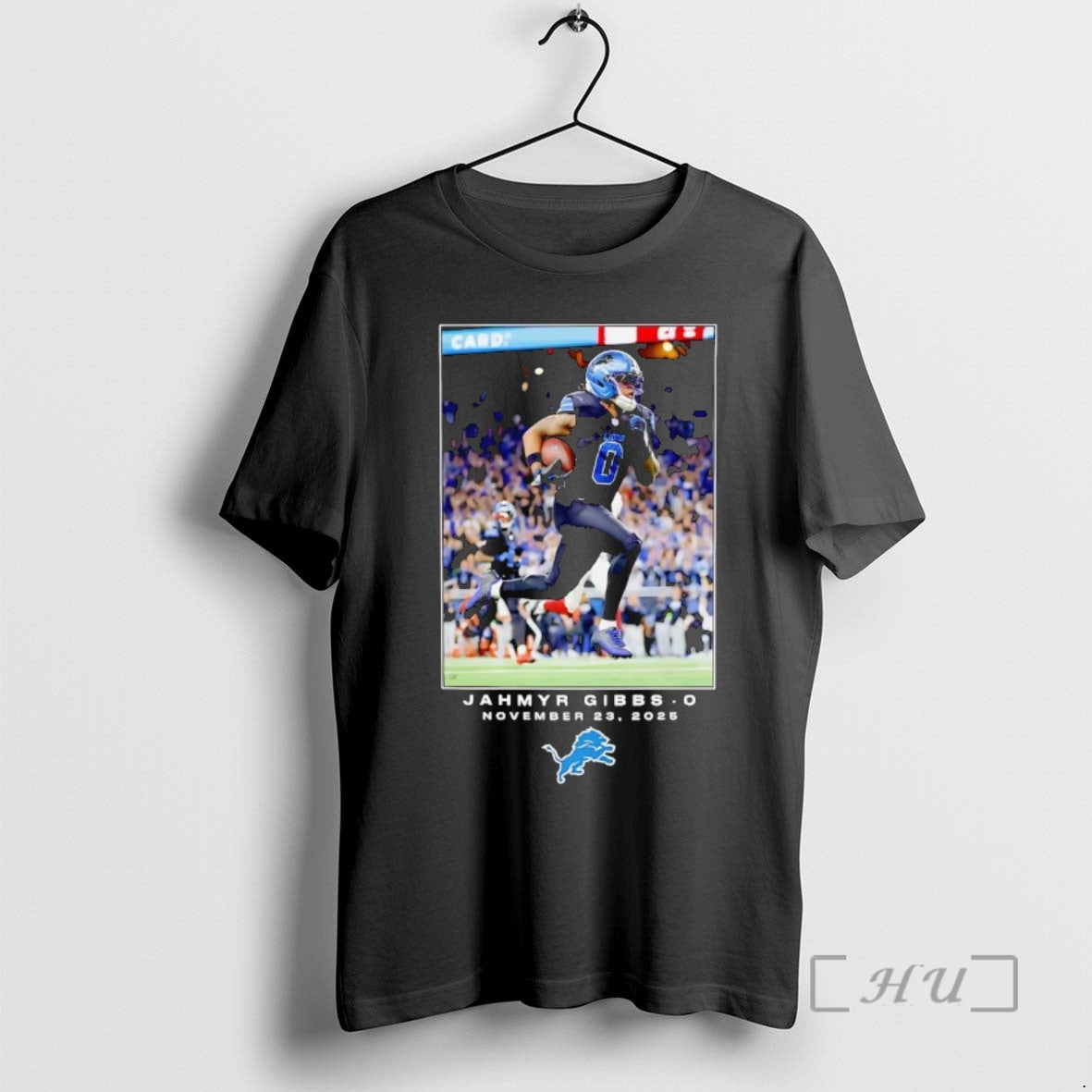 Trending Jahmyr Gibbs Flash Moment Photo 2025 Detroit Lions - T-Shirt, Sweatshirt, Hoodie