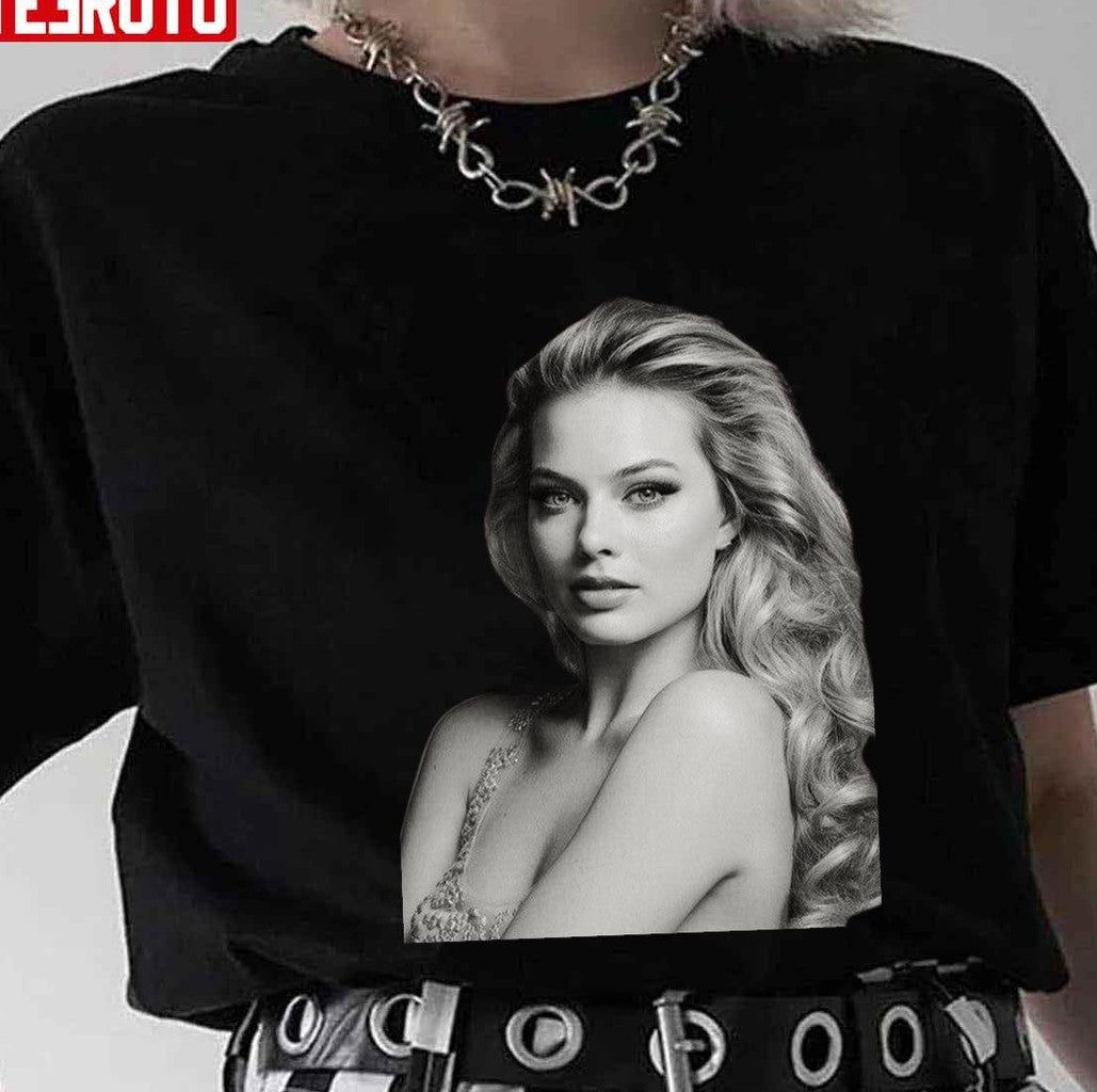 Portrait Of Actress Margot Robbie Unisex T-Shirt - T-Shirt, Sweatshirt, Hoodie