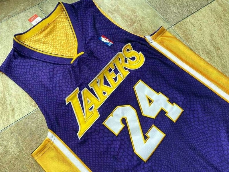 los angeles lakers #24 kobe bryant mitchell & ness Kobe Hall of Fame au Double-Sided Snakeskin Two-Tone Home Yellow 8 # Away Purple 24 # Embroidered Jersey Style 9 basketball jersey product view 1