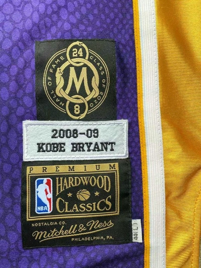 los angeles lakers #24 kobe bryant mitchell & ness Kobe Hall of Fame au Double-Sided Snakeskin Two-Tone Home Yellow 8 # Away Purple 24 # Embroidered Jersey Style 6 basketball jersey product view 1