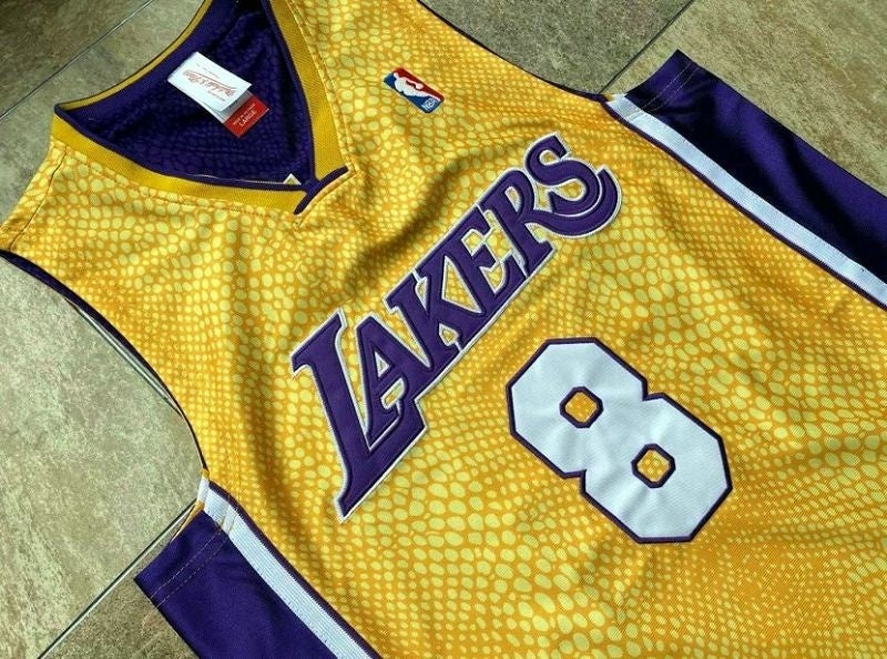 los angeles lakers #8 kobe bryant mitchell & ness Kobe Hall of Fame au Double-Sided Snakeskin Two-Tone Home Yellow 8 # Away Purple 24 # Embroidered Jersey Style 8 basketball jersey product view 1