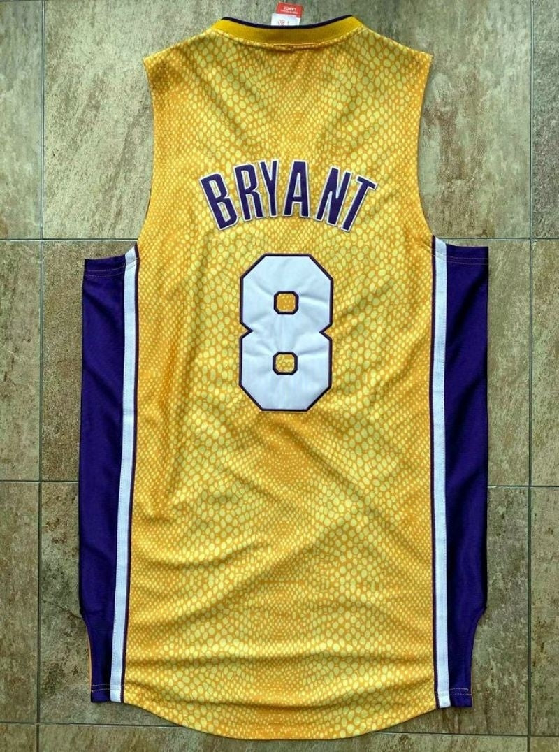 los angeles lakers #8 kobe bryant mitchell & ness Kobe Hall of Fame au Double-Sided Snakeskin Two-Tone Home Yellow 8 # Away Purple 24 # Embroidered Jersey Style 4 basketball jersey product view 1