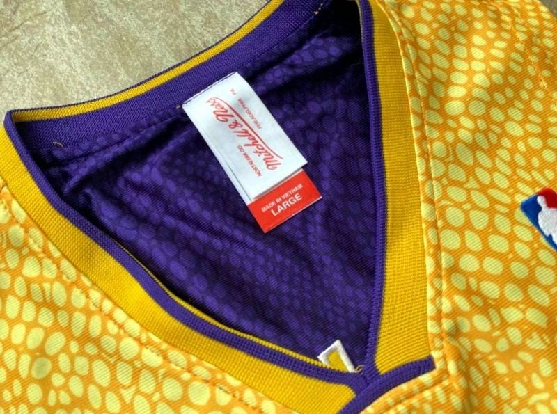 los angeles lakers #8 kobe bryant mitchell & ness Kobe Hall of Fame au Double-Sided Snakeskin Two-Tone Home Yellow 8 # Away Purple 24 # Embroidered Jersey Style 6 basketball jersey product view 1