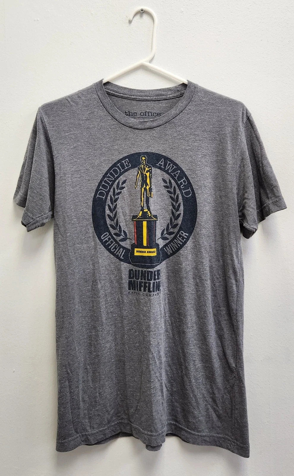 The Office Dundie Award Official Winner T-Shirt Men's Medium Dunder Mifflin Gray Unisex T-shirt, Sweatshirt, Hoodie, Long Sleeve Tee - T-Shirt, Sweatshirt, Hoodie