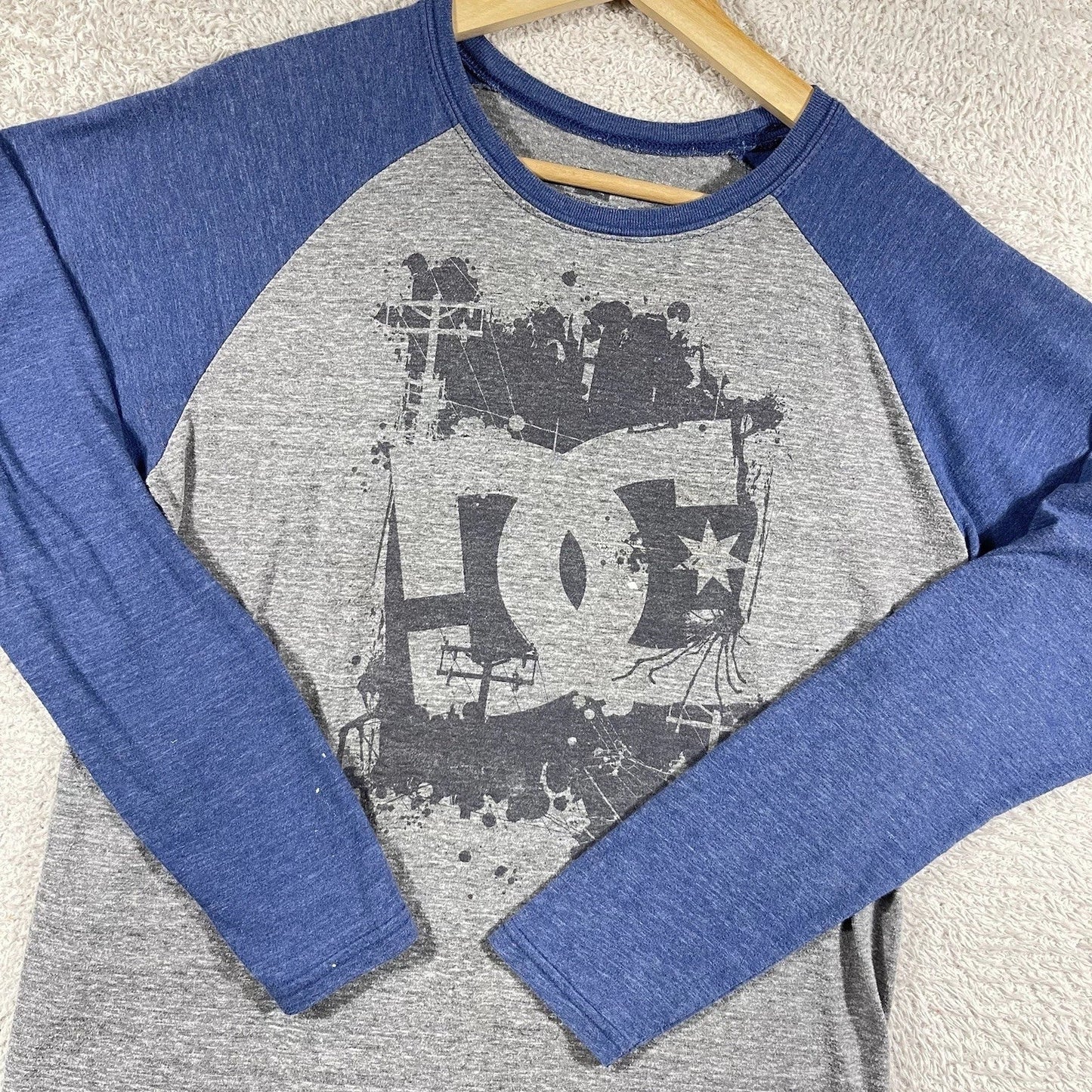 DC Shoes Shirt Men Medium Gray Blue Raglan Skateboard Grunge Surf Y2K Big Logo Unisex T-shirt, Sweatshirt, Hoodie, Long Sleeve Tee - T-Shirt, Sweatshirt, Hoodie