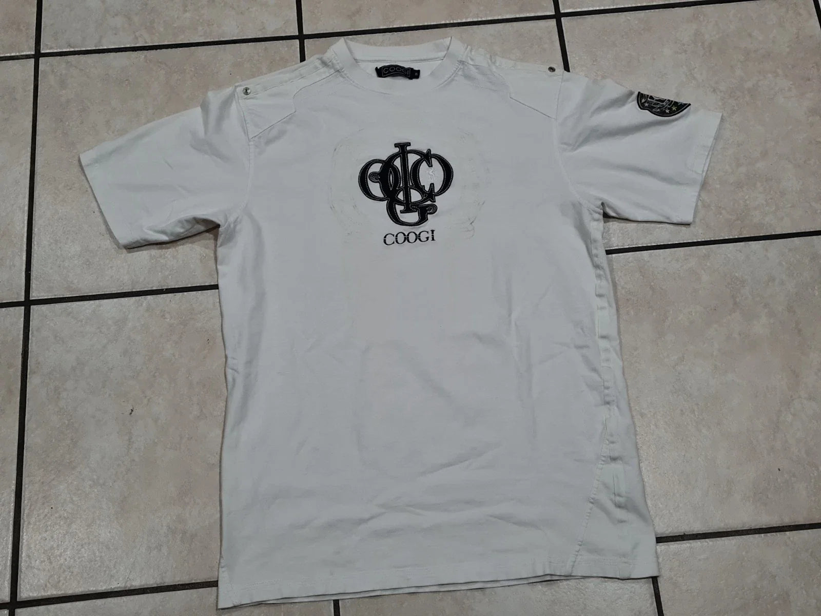 Y2K COOGI EMBROIDERED LOGO T-SHIRT MEN SIZE XL (2232) WHITE. Unisex T-shirt, Sweatshirt, Hoodie, Long Sleeve Tee - T-Shirt, Sweatshirt, Hoodie